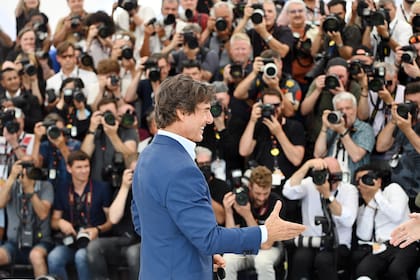 Muy sonriente, el actor revalida su crédito de estrella de cine en cada aparición pública