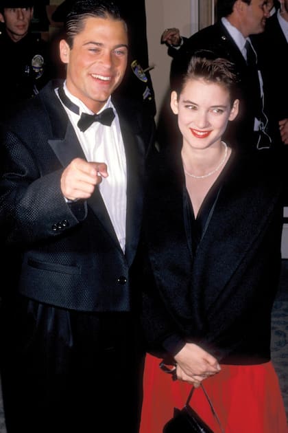 Muy sonriente junto a Rob Lowe en la 45a entrega de los Golden Globes, en 1998. Fueron novios un año.