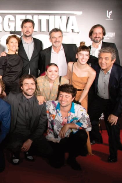 Muy sonriente junto a sus compañeros –entre quienes están su tío
Ricardo y su gran amigo, Peter Lanzani– de la película "Argentina,
1985".