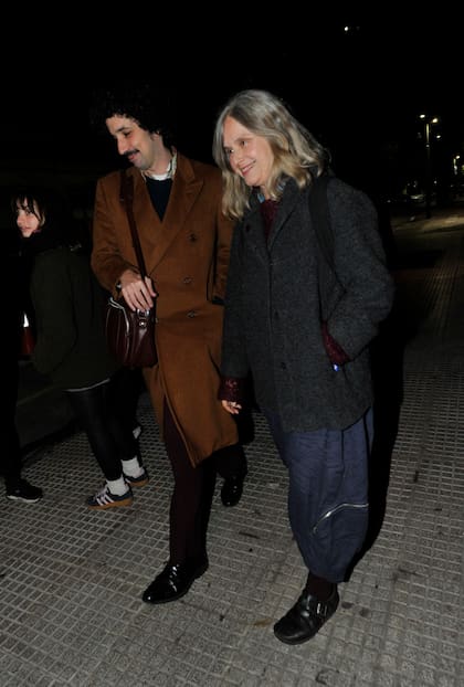 Muy sonriente, la cantante, música y actriz Juana Molina, antes de entrar a la presentación de La lógica del escorpión, que consta de 13 canciones y saldrá a la venta el próximo 11 de septiembre