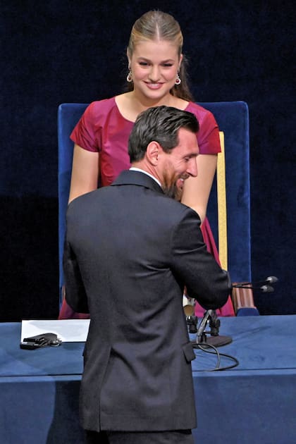 Muy sonriente, la princesa de Asturias le otorga a Leo Messi su diploma