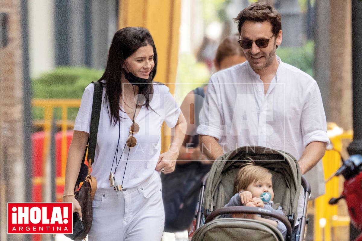 Muy sonrientes, el viernes 1 pasearon por el barrio de Salamanca. Encantado de volver a ver s sus hijos menores, Magnolia y Amancio, el actor empujó el cochecito doble en parte del recorrido pero no dudó en sacarlos y llevarlos en brazos de tanto en tanto.