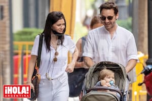 Muy sonrientes, el viernes 1 pasearon por el barrio de Salamanca. Encantado de volver a ver s sus hijos menores, Magnolia y Amancio, el actor empujó el cochecito doble en parte del recorrido pero no dudó en sacarlos y llevarlos en brazos de tanto en tanto.
