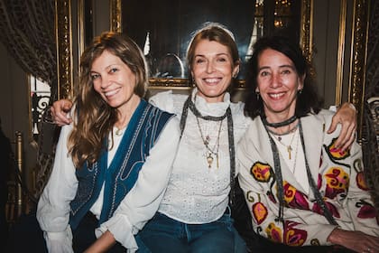 Muy sonrientes, Loli Acuña, Anita Bereciartua y Romina Taborda miraron el desfile desde el front row