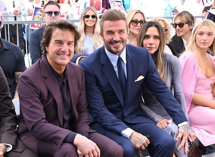 ¡Muy unidos! Tom Cruise, orgulloso del mérito de su amigo David Beckham. En la imagen también escoltan al futbolista Victoria Beckham y su hija Harper