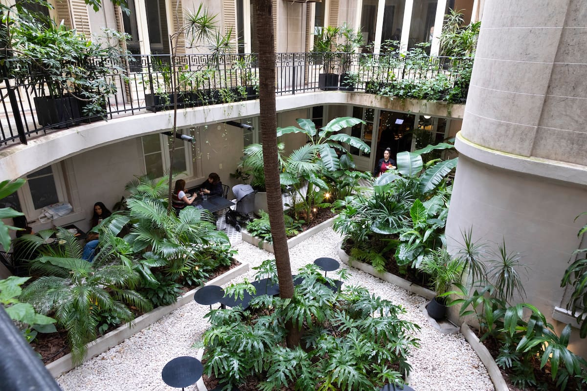 Muyè abrió en una casona histórica que perteneció al sobrino del presidente Carlos Pellegrini; el restaurante y cafetería tiene 40 cubiertos en el salón y otros 40 en un jardín interno calefaccionado