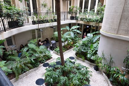 Muyè abrió en una casona histórica que perteneció al sobrino del presidente Carlos Pellegrini; el restaurante y cafetería tiene 40 cubiertos en el salón y otros 40 en un jardín interno calefaccionado