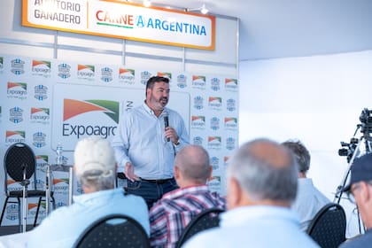 M.V. Juan Cruz Muriel, Gerente Técnico Comercial de Biogénesis Bagó durante la jornada técnica junto a referentes del sector en Expoagro.