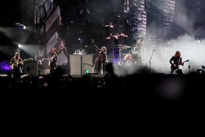 My Chemical Romance durante su concierto en el festival Corona Capital  en la Ciudad de México el viernes 18 de noviembre de 2022. Al centro el vocalista Gerard Way. (Foto AP/Eduardo Verdugo)