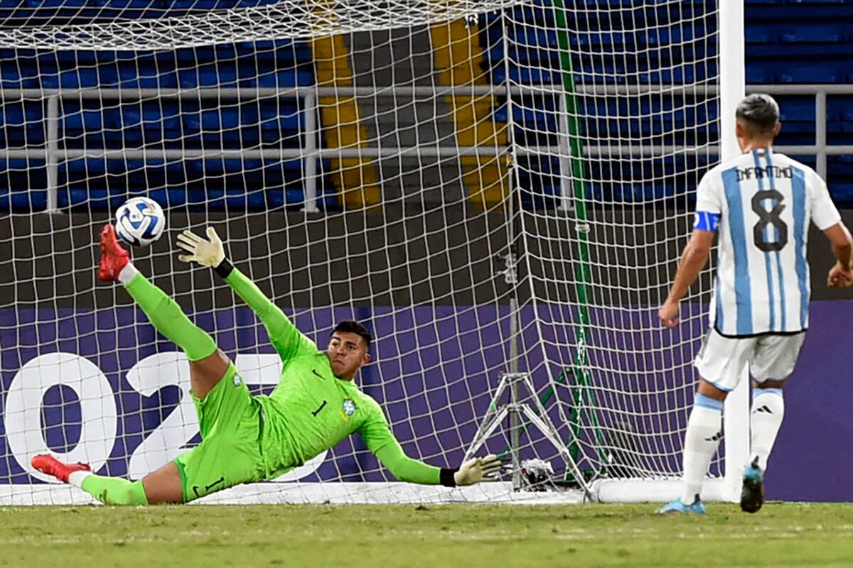 Mycael detiene con el pie derecho el penal del Gino Infantino, que remató fuerte al centro; para Argentina era la posibilidad de quedar 1-1, y el clásico terminó 3-1 para Brasil en el Sudamericano sub 20 de Colombia.