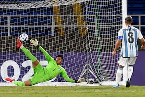 Mycael detiene con el pie derecho el penal del Gino Infantino, que remató fuerte al centro; para Argentina era la posibilidad de quedar 1-1, y el clásico terminó 3-1 para Brasil en el Sudamericano sub 20 de Colombia.