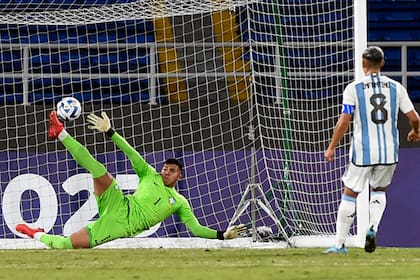 Mycael detiene el tiro penal de Infantino, en un momento clave para Argentina
