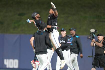 Myers da a Marlins segunda victoria por walk-off en 33 días con triunfo 5-4 en 12 entradas