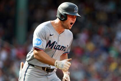 Myers y Marsee conectan jonrones en la novena para que Marlins superen 5-3 a Medias Rojas