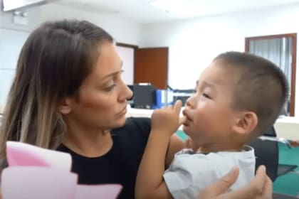 Myka Stauffer junto al pequeño Huxlex, a quien decidió entregar a otra familia por las dificultades que le implicaba tenerlo consigo y ocuparse de sus necesidades