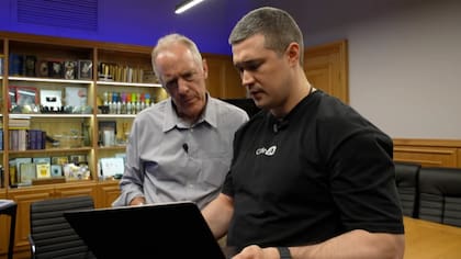 Mykhailo Fedorov, ministro de Transformación Digital de Ucrania, le muestra al corresponsal de la BBC Paul Adams cómo funciona el sistema