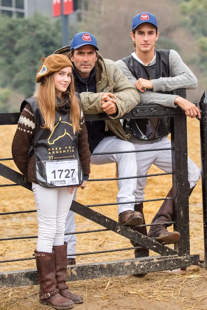 Myla, junto a su papá y su hermano, Adolfito Cambiaso, en la Exposición Rural en 2022