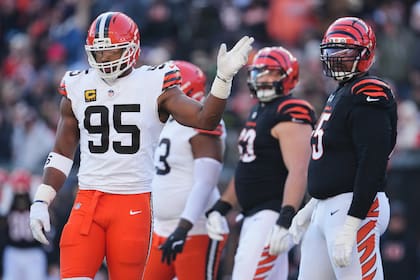 Myles Garrett (95), ala defensiva de los Browns de Cleveland, gesticula durante la primera mitad de