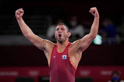 Myles Nazem Amine celebra la victoria que le da la medalla de bronze en lucha