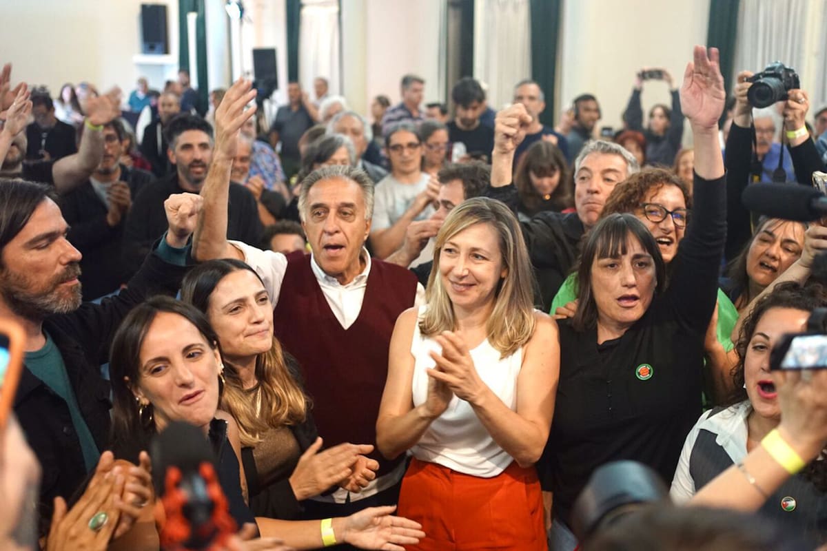 Myriam Bregman, con algunos de sus socios del FIT, como Néstor Pitrola y Romina Del Pla, ambos del Partido Obrero, en una imagen tras las elecciones de 2025