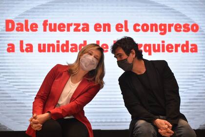 Myriam Bregman y Gabriel Solano en el acto de cierre de campaña.