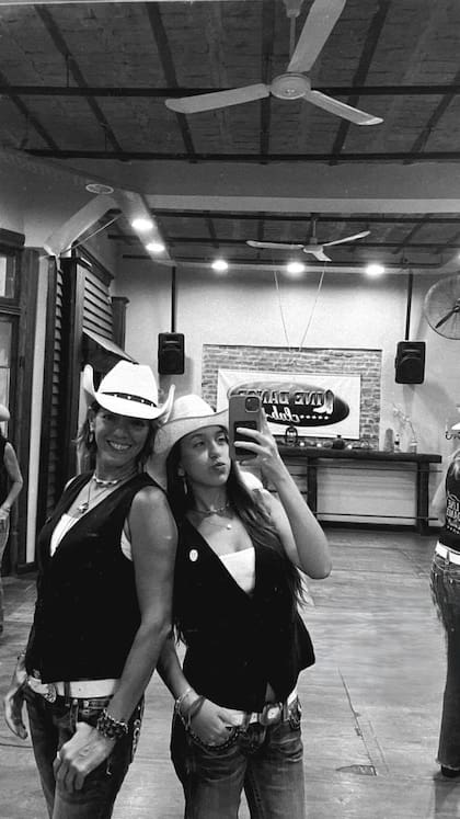 Myriam Perroud junto a su hija