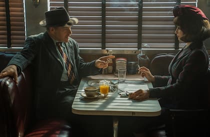 Myrna Malloy (Penélope Cruz) y el detective Wiles (Peter Sarsgaard), compañeros en la persecución de la pareja de monstruos