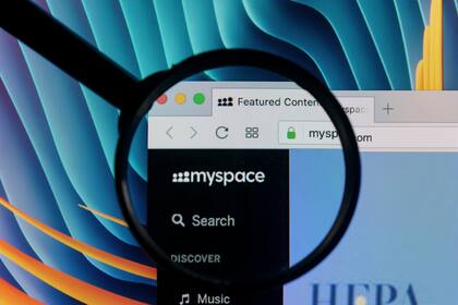 MySpace nació en 2003, y en 2006 llegó a ser el sitio más visto de Estados Unidos, pero luego fue perdiendo visitantes; el sitio se vendió en varias ocasiones; desde 2018 es parte de Meredith Corp