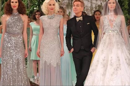 Mysterious Garden fue la última y más genial colección de Jorge Ibañez. La presentó en París, capital de la moda, y también en Buenos Aires, en el salón Libertador del Sheraton Hotel. De izquierda a derecha, las modelos Solange Cubillo e Ingrid Grudke. A la derecha de del diseñador, que murió repentinamente en 2014, su amiga Elina, encargada de cerrar el desfile con un impactante diseño: un vestido de novia con falda de tul y un corsage bordado con piedras y cristales. Al igual que otras creaciones, Ibañez lo diseñó pensando en Elina.