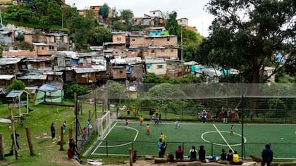 Breaking Borders ofrece talleres y actividades deportivas en una cancha de fútbol mejorada