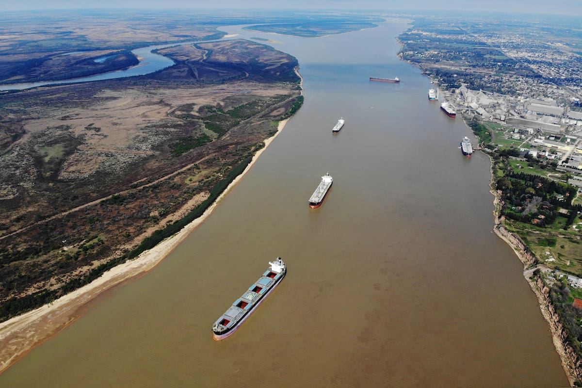 n los prÛximos dÌas vence la concesiÛn para el manejo y explotaciÛn de la hidrovia rÌo Paran·. A pesar de la bajante, gran cantidad de barcos siguen operando en los distintos puertos exportadores desde San Lorenzo hasta Timbues.
