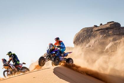 El vuelo del quads de Nicolás Cavigliasso, que persigue a la moto del checo Roman Krejci; campeón en 2019, cuando el Rally Dakar se desarrolló íntegramente en Perú, el piloto cordobés pretende recuperar la corona