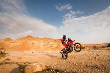 Kevin Benavides doma la moto, camino a la victoria; por segundo año consecutivo, Honda se adueñó del triunfo en el Rally Dakar