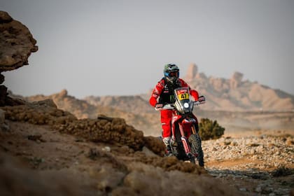 El hombre y la máquina: Kevin Benavides conduce la Honda N°47 en el desierto saudita; el salteño se convirtió en el primer piloto latinoamericano en ganar el Rally Dakar en motos