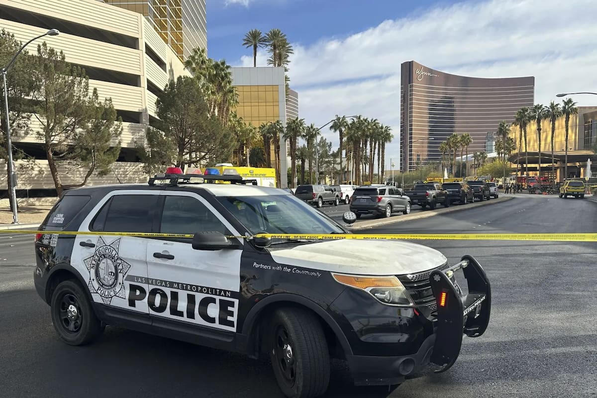 na persona murió y siete más resultaron heridas el miércoles cuando un camión Tesla se incendió