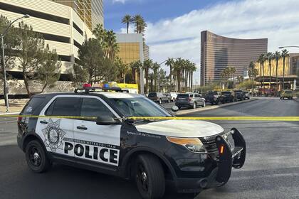 na persona murió y siete más resultaron heridas el miércoles cuando un camión Tesla se incendió