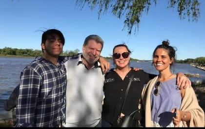 Naanim junto a sus hijos y su actual pareja