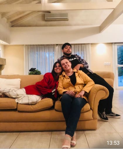 Naanim Timoyko junto a sus hijos Bautista y Rosa María, fruto de su matrimonio con Juan Alberto Mateyko