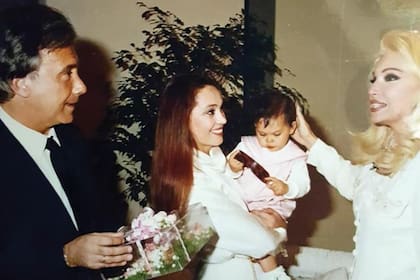 Naanim Timoyko y Juan Alberto Mateyko presentándole a Rosita a Susana Giménez
