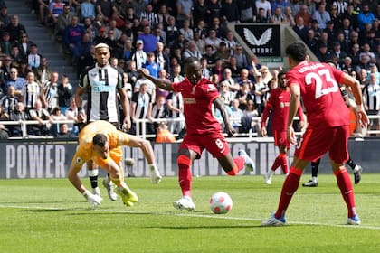 Naby Keita del Liverpool anota el gol del triunfo de su equipo ante el Newcastle United en el encuentro de la Liga Premier del sábado 30 de abril del 2022 en Newcastle, Reino Unido. (AP Foto/Jon Super)