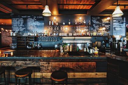 Nace con el objetivo de ayudar a todos aquellos bares que cerraron sus puertas para que puedan seguir abiertos y en servicio cuando termine la cuarentena.