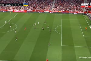 Nace el golazo de Marcos Acuña para el 2-0 parcial de Sevilla sobre Celta por la liga de España; más tarde, el visitante empató y Huevo fue expulsado por un reclamo.