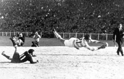 Eterna, la palomita de Marcelo Pascual se transforma en try argentino para el 11-6 a Junior Springboks en 1965 y entonces nacen los Pumas.