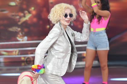 Nacha Guevara bailando frenéticamente en pleno programa.