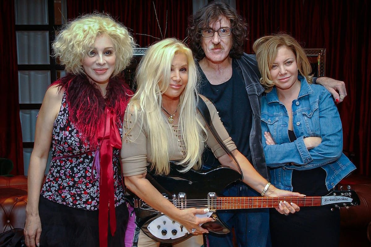 Nacha Guevara, Susana Giménez, Charly García y Cecilia Roth. Fotografía de Maximiliano Vernazza, parte de la muestra Argentinos 1995-2025