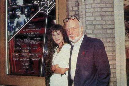 Nacha Guevara y Harold Prince, en Nueva York, frente al afiche de Kiss of the Spider Woman (El beso de la mujer araña)