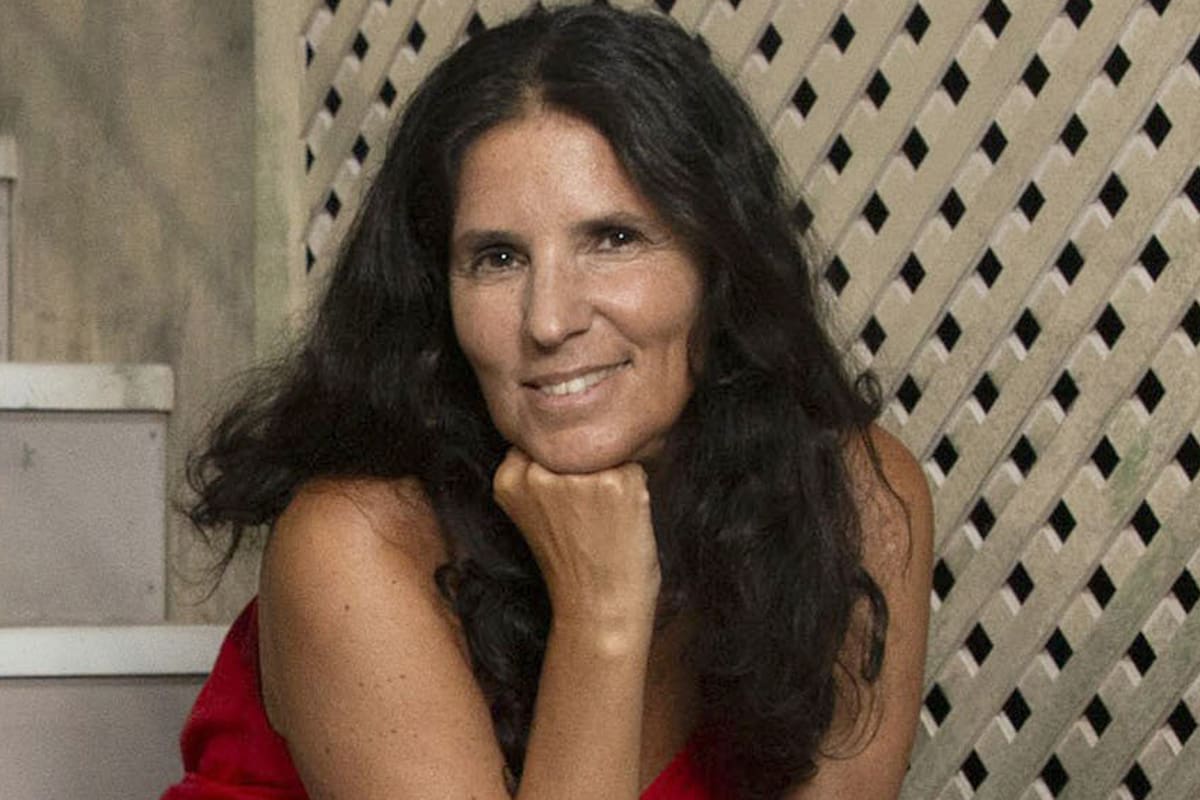 Nachi Bredeston en la escenografía de Made in Lanús, una de las obras teatrales que produce