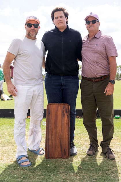 Nachi, Pedro y el Ruso Heguy, posan en familia en medio de la entrega de premios