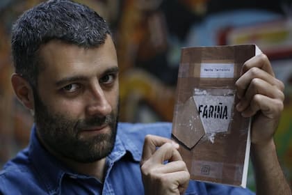 El periodista Nacho Carretero investigó sobre una red de narcotráfico en Galicia; su best seller, que va por la 12° edición en España, fue prohibido antes de saltar con éxito a la pantalla chica; en los próximos meses se publicará en la Argentina