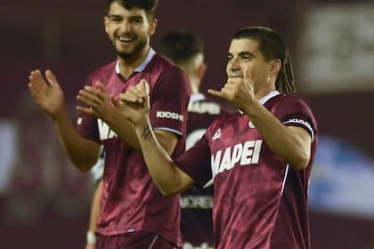 Nacho con las rastas en la época de Lanús; atrás, el "Flaco" López, hoy estrella de Palmeiras